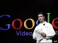 يکی از بناينگذاران گوگل در حال اعلام خبر در نمايشگاه لاس وگاس