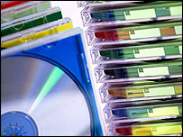 انٹر نیٹ پر موسیقی کا تبادلہ کرنے والوں کے خلاف قانونی چارہ جوئی۔