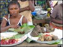 عرضه گوشت ميمون در دکه ای در غرب آفريقا