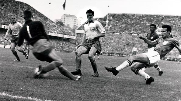 Mario Zagallo scores during the 1958 World Cup final