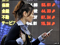 Tokyo borsasında bir kadın