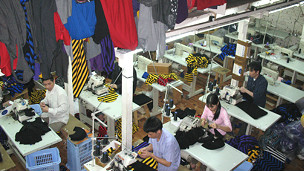 Công nhân Việt bất hợp pháp ở một nhà máy may tại Nga