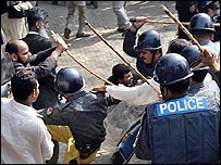 په لاهور کې د مظاهره کوونکو او پوليسو تر منځ نښته