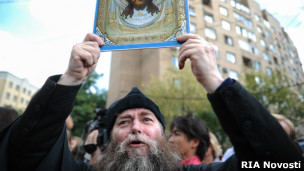 Священник с иконой