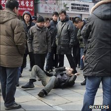 路人围观