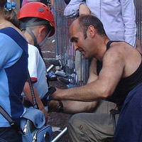 Paratoi i ddringo wal yr Urdd