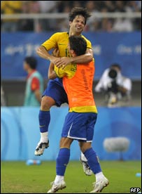 Diego comemora gol
