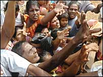 توزيع مواد امدادی بين آسيب ديدگان سريلانکا