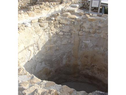 Stone-walled cylindrical pit