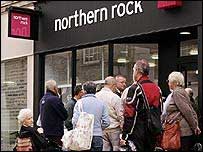 Northern Rock önündeki kuyruklar