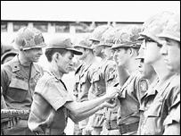 Tướng Ngô Quang Trưởng tại Đà Nẵng tháng 8-1972, ông đang gắn huy chương Cho các quân nhân Hoa Kỳ của tiểu đoàn 3/ trung đoàn 21/ sư đoàn 24 khi họ làm lễ hạ kỳ và chuẩn bị rời khỏi Việt Nam. Người sĩ quan đứng bên trái là Trung tá Tiểu đoàn trưởng Rocco Negris. Ảnh của Quân đội Hoa Kỳ. 