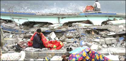 بالاکوٹ میں ایک شخص آسمانے تلے امداد کا منتظر