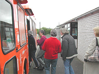 Pobl yn cyrraedd y bws