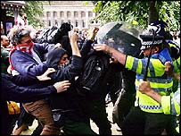 Kapitalizm karşıtı göstericiler ile polis arasında arbede