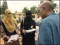 Waseem Mahmood with volunteers