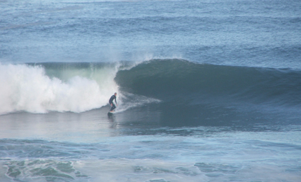 English Headworx charger Johnny Fryer leads the reef charge in this 4 shot sequence. Power, swell, sun … perfect. Pic Mark Sep 06