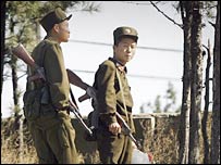 Policiais norte-coreanos patrulham fronteira com a China