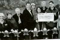 Aelodau'r Pwyllgor yn cyflwyno'r siec i Deian Creunant o Urdd Gobaith Cymru