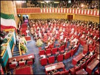 مجلس ششم در نخستين گام سعی کرد قانون مطبوعات جمهوری اسلامی را اصلاح کند اما بنا به دستور آيت الله خامنه ای اين اصلاح هيچگاه صورت نگرفت 