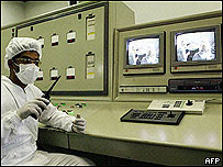 يک متخصص در حال کار در تاسياست هسته ای ايران