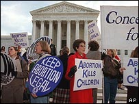 Kürtaj karşıtı ve taraftarları Kongre önünde eylem yapıyor