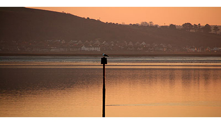 Golygfa o Lanelli o bentref Penclawdd