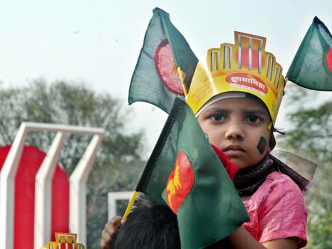 বাবার কাঁধে চড়ে মিনারে