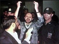 اکبر گنجی هشدار داده که عده ای در صدد از بين بردن او هستند