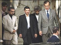 مجتبی هاشمی ثمره (نفر وسط) پس از ديدار با ژاک شيراک