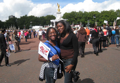 Shayon and Onika outside Buckingham Palace