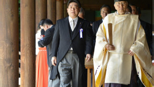 Bộ trưởng Giao thông Yuichiro Hata đến thăm đền Yasukuni