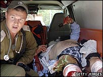 Ambulansla taşınan yaralı bir İsrailli