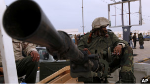 مقاتل معارض للعقيد القذافي