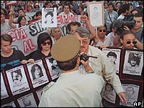 تظاهرات ضدپينوشه در سانتياگو در سال 2000