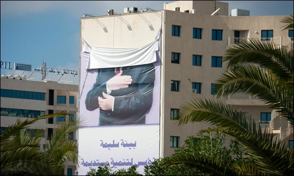 Kéo chân dung Tổng thống Ben Ali, người cũng từng nắm ngành an ninh khét tiếng của Tunesia, khỏi nơi công cộng 