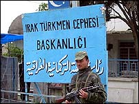 Irak Türkmen Cephesi merkezi önünde bir asker