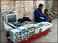 گل حاجی پلازہ پرزوں کے لیے آنے والے پہلے ریڑھیوں کا رخ کرتے ہیں