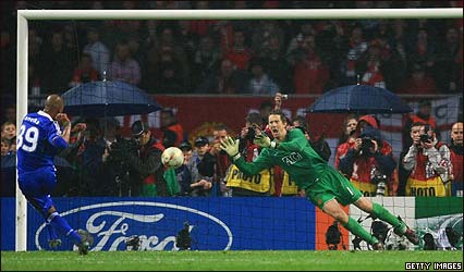 Van der Sar se dispone a detener el balón pateado por Anelka