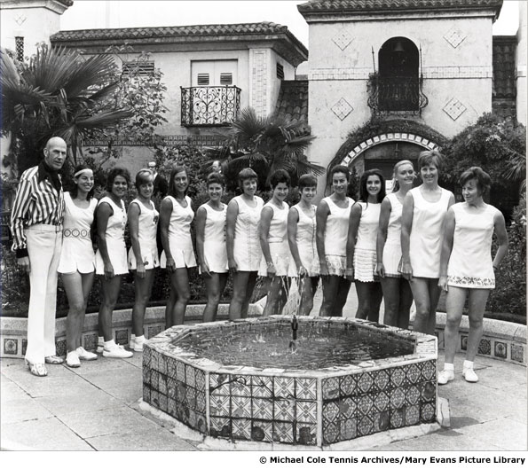 Teddy Tinling with tennis players