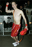 Glyn Wise yn mynd i mewn i dy Big Brother