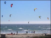 10_kitesurfers.jpg