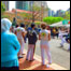 Mulher observa roda de capoeira em Beirute. Foto: Tariq Saleh
