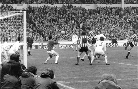 Porterfield scores. Credit: Allsport Hulton