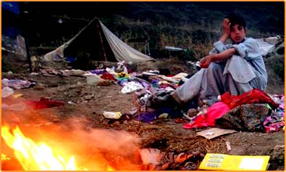 بالاکوٹ میں ایک بچہ سردی سے بچنے کی کوشش میں