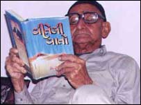 اے کریم موتن ایک گجراتی کتاب پڑھتے ہوئے 