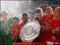 Manchester United players with the shield