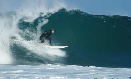 It has been a year when more and more of the emerging Derry lineups have attempted the hardcore reefs of west Donegal. Here, slotted, is Shamus Harkin. Pic Jay 07