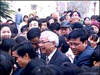 Cố Thủ tướng Võ Văn Kiệt được vây quanh bởi cán bộ, SV ĐHQGHN trong một lần thăm