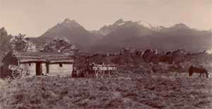 Cartref yng Nghwm Hyfryd gyda mynydd Gorsedd y Cwmwl yn y cefndir