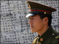 Một người lính Trung Quốc thăm nghĩa trang, 2007